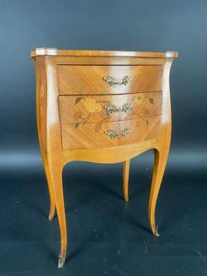 Chevet style Louis XV à décor imprimé floral et ouvrant par …