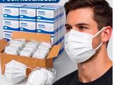 un homme portant un masque à côté d'une boîte de masques
