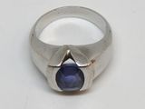 bague en argent ornée d'une pierre bleue au centre
