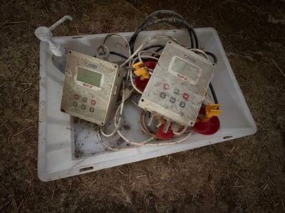 deux appareils électroniques posés par terre