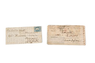 deux vieux morceaux de papier sur lesquels il y a des inscriptions