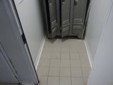 deux casiers dans un coin des toilettes