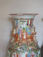 CANTON. Grande paire de vases en porcelaine à décor en émaux… (photo 2)