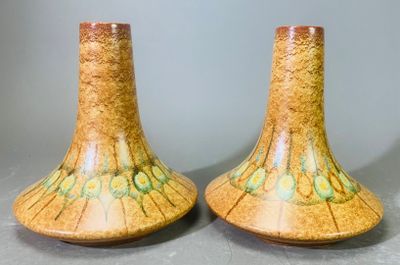 deux vases posés sur une table