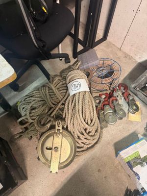 un tas de cordes et d'autres objets par terre