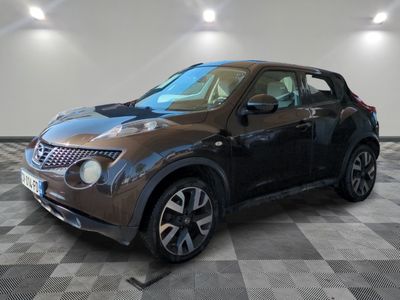 Le SUV Nissan Juke est garé dans une grande pièce