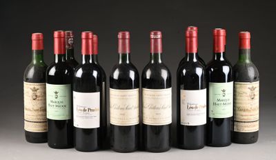 plusieurs bouteilles de vin sont alignées dans une rangée