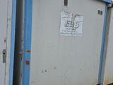 deux toilettes portables blanches et bleues dans un parking