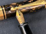 un gros plan d'un stylo-plume à plume en or