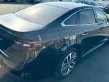une voiture noire garée sur un parking à côté d'un autre parking