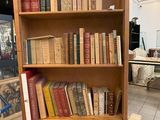 une étagère contenant de nombreux livres dans une pièce