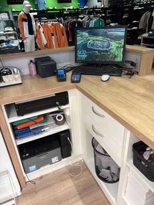 un bureau d'ordinateur sur lequel se trouvent un écran et un clavier