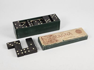 deux dominos noirs dans une boîte et une boîte dans laquelle il en manque un