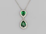un pendentif en émeraude et diamants monté sur une chaîne