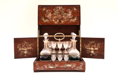une boîte en bois contenant un ensemble de verres à vin et de carafes