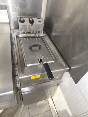 une friteuse dans un coin de la cuisine