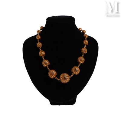 un gros plan d'un collier porté par un mannequin