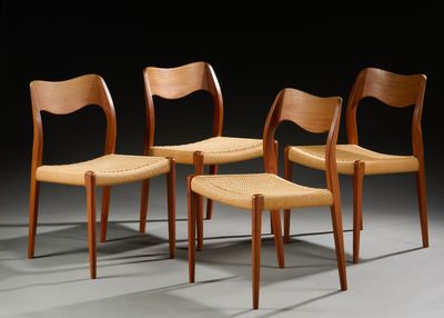 trois chaises en bois aux assises tressées dans une pièce sombre
