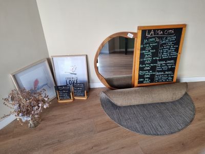 une table sur laquelle se trouvent un miroir et un tableau noir