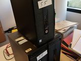 une tour d'ordinateur noire posée sur un bureau