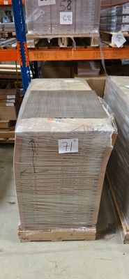un grand nombre de boîtes empilées dans un entrepôt
