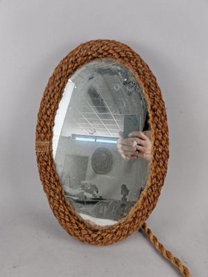 une personne se prenant en photo dans un miroir