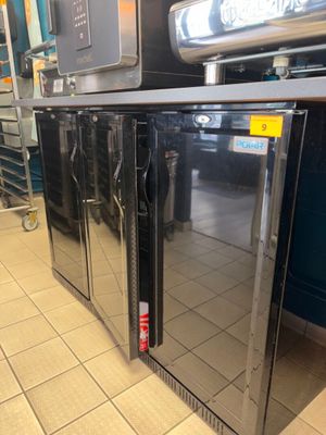 des réfrigérateurs en acier inoxydable dans une cuisine professionnelle aux murs bleus