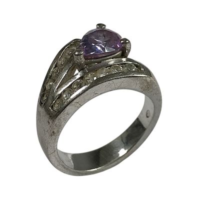 bague en argent sertie d'une pierre d'améthorate et de diamants