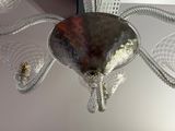 un lustre en verre suspendu au plafond d'une pièce