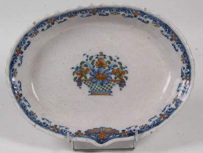 une assiette bleue et blanche ornée d'une composition florale