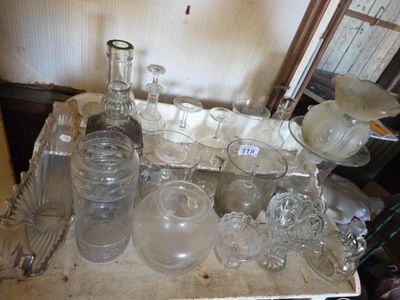 une table sur laquelle se trouvent de nombreux objets en verre
