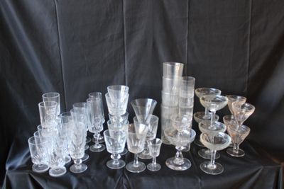Lot de verres à pied et verres dépareillés