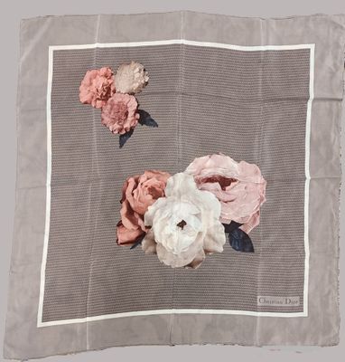 Christian DIOR. Carré de soie fond beige à décor de roses.