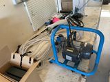 une machine bleue posée sur le sol