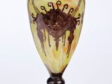 un vase en verre orné d'un motif, posé sur un socle