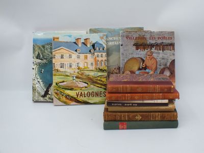Plusieurs livres sont empilés les uns sur les autres devant un fond blanc.