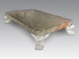 une table basse en marbre à deux pieds sur fond gris