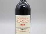 une bouteille de vin rouge posée sur une table blanche