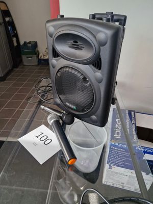 un haut-parleur posé sur une table