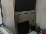 une machine posée sur un comptoir