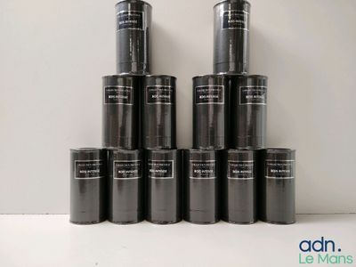 six rouleaux de ruban adhésif noir empilés les uns sur les autres