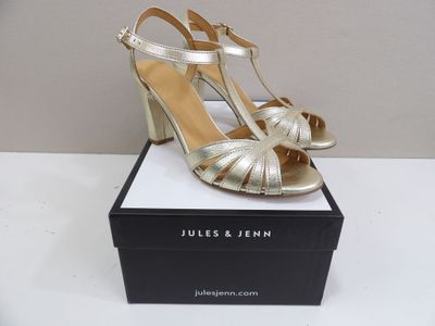 Les chaussures sont dans la boîte posée sur la table.