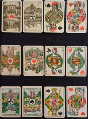 de nombreuses cartes à jouer posées sur une table noire