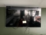 une télévision à écran plat accrochée au mur du salon