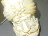 une statue d'un homme avec un chapeau sur la tête