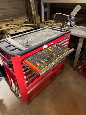 une image d'un établi dans un garage