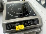 une cuisinière sur laquelle est posée une marmite dans une cuisine