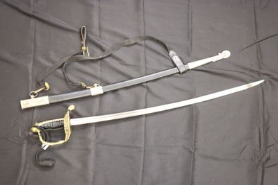 deux épées posées sur un tissu noir
