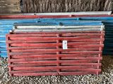 un tas de palettes en bois posées par terre