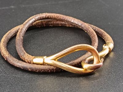 HERMES- Bracelet en cuir marron modèle "Jumbo", attache en m…